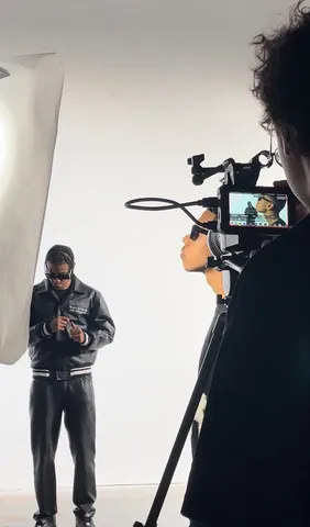 Operador de cámara grabando a uno de los artistas