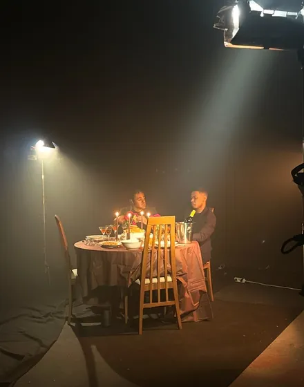 Decorado de la cena con velas en el plató oscuro