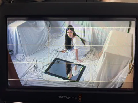 Monitor de cámara durante el rodaje en el dormitorio blanco