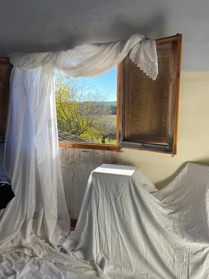 Ventana con telas blancas preparada para el decorado