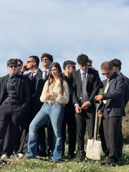 Foto de grupo del reparto en el rodaje exterior