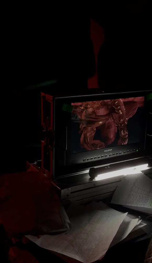 Monitor de vídeo con un plano del corto, junto al plan de rodaje