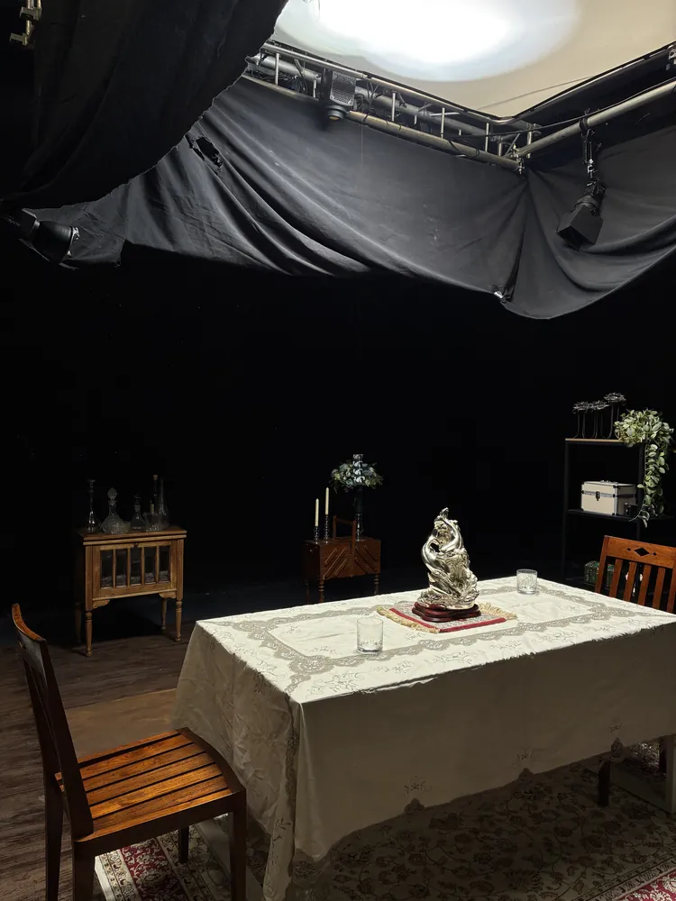 Decorado del comedor con la mesa preparada en el plató