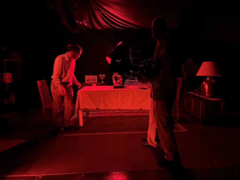 Plató iluminado en rojo durante una toma