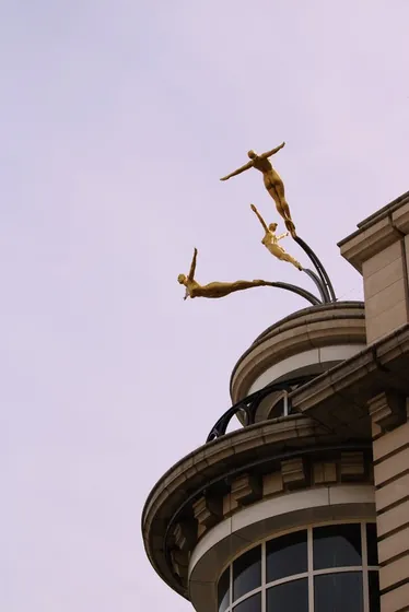 Escultura dorada sobre una cúpula