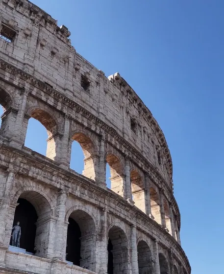 Arcos del Coliseo contra el cielo azul
