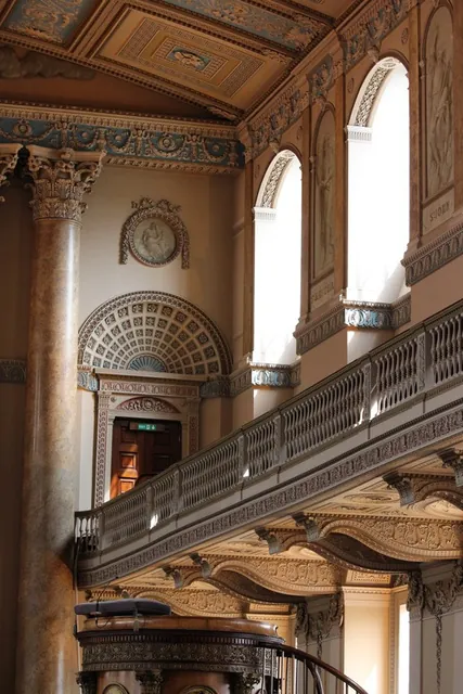 Interior de una iglesia con ventanales en arco