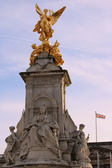 Monumento coronado por una figura dorada