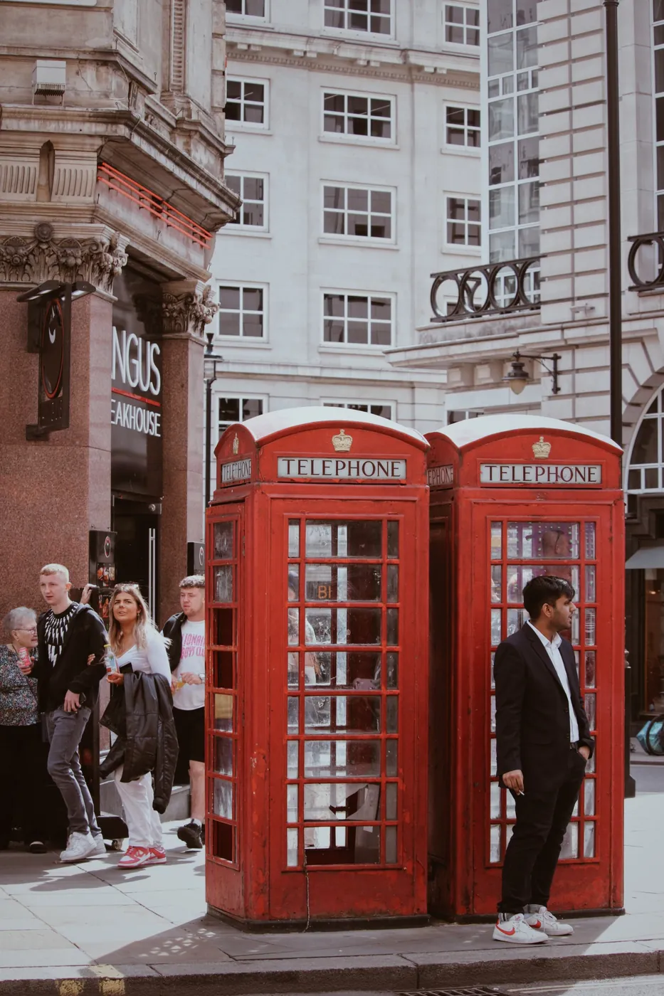 Cabinas rojas en una calle de Londres