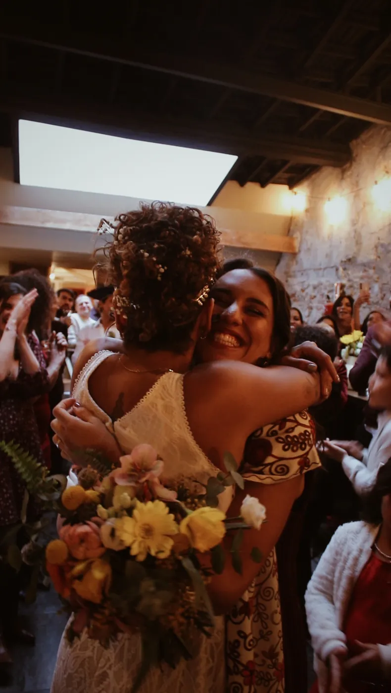 Abrazo con el ramo entre aplausos de los invitados