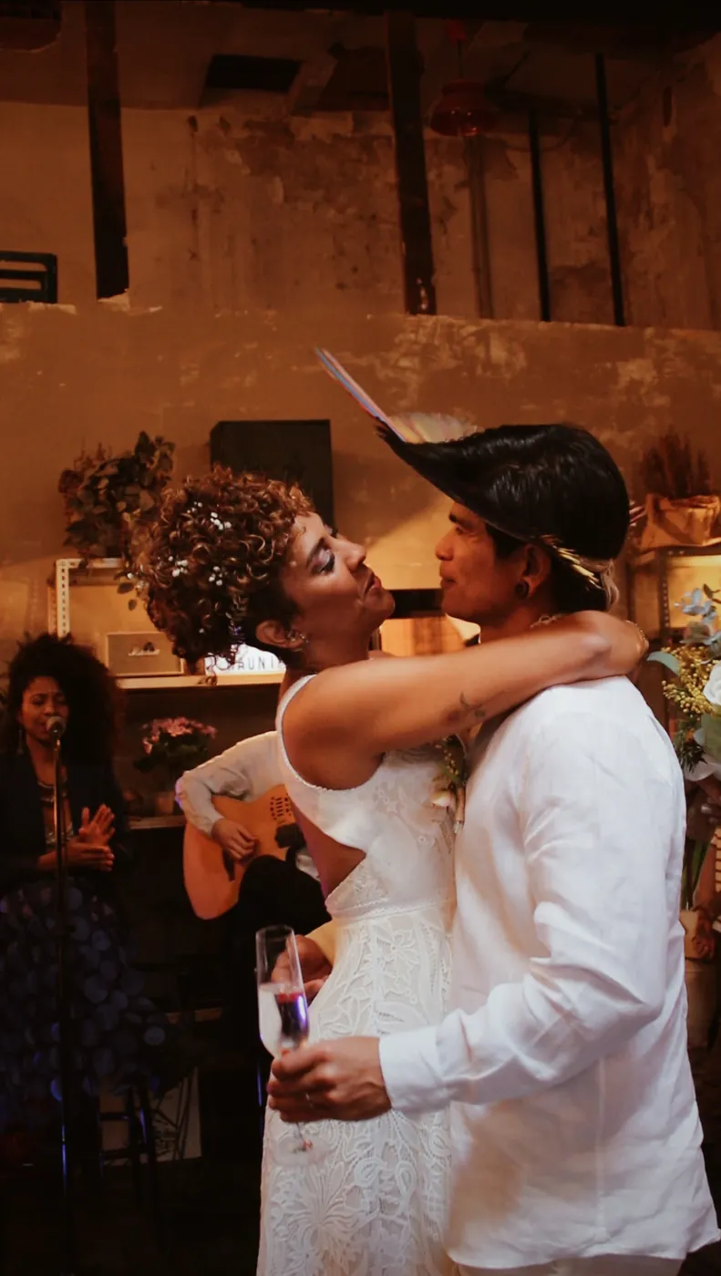 Los novios bailando abrazados mientras toca la banda