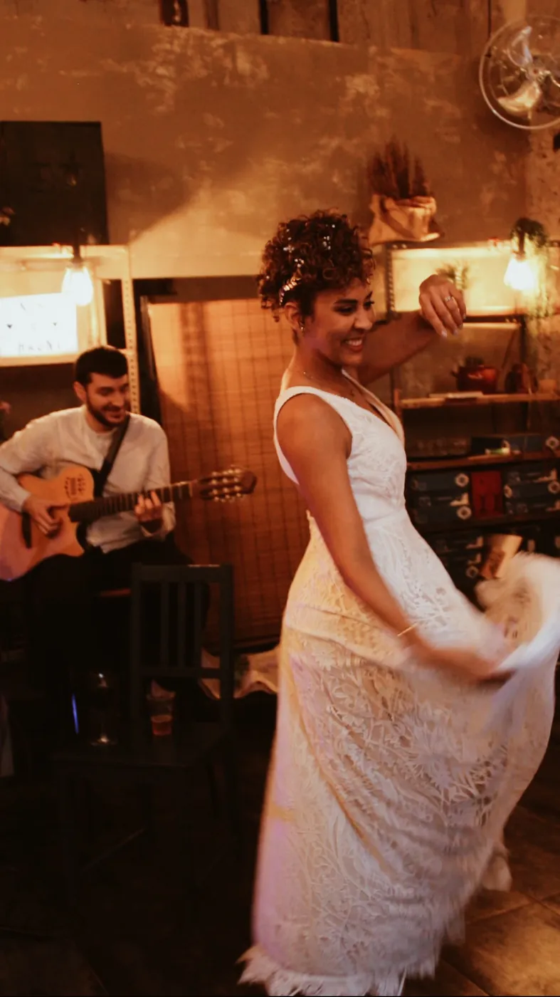 Novia bailando junto al guitarrista