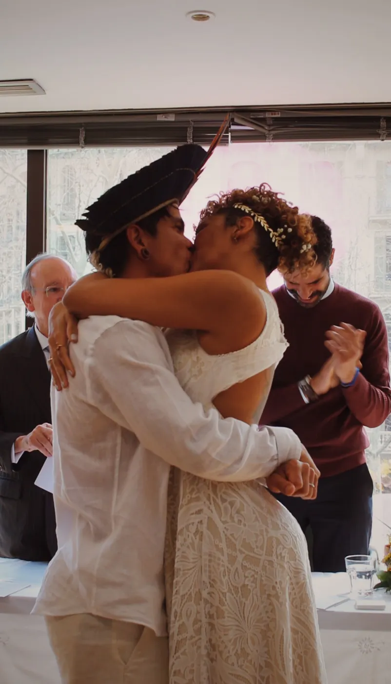 Beso de los novios al terminar la ceremonia