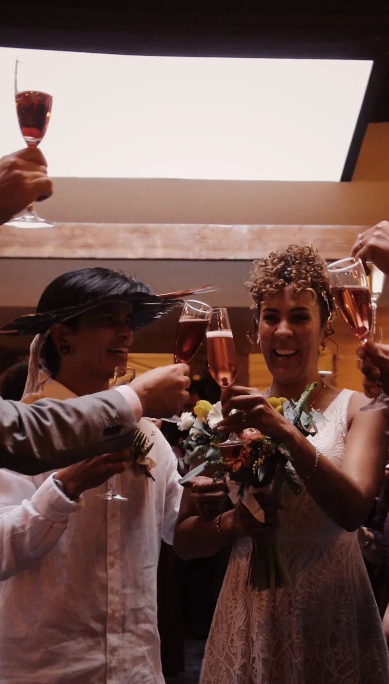 Los novios brindando con los invitados
