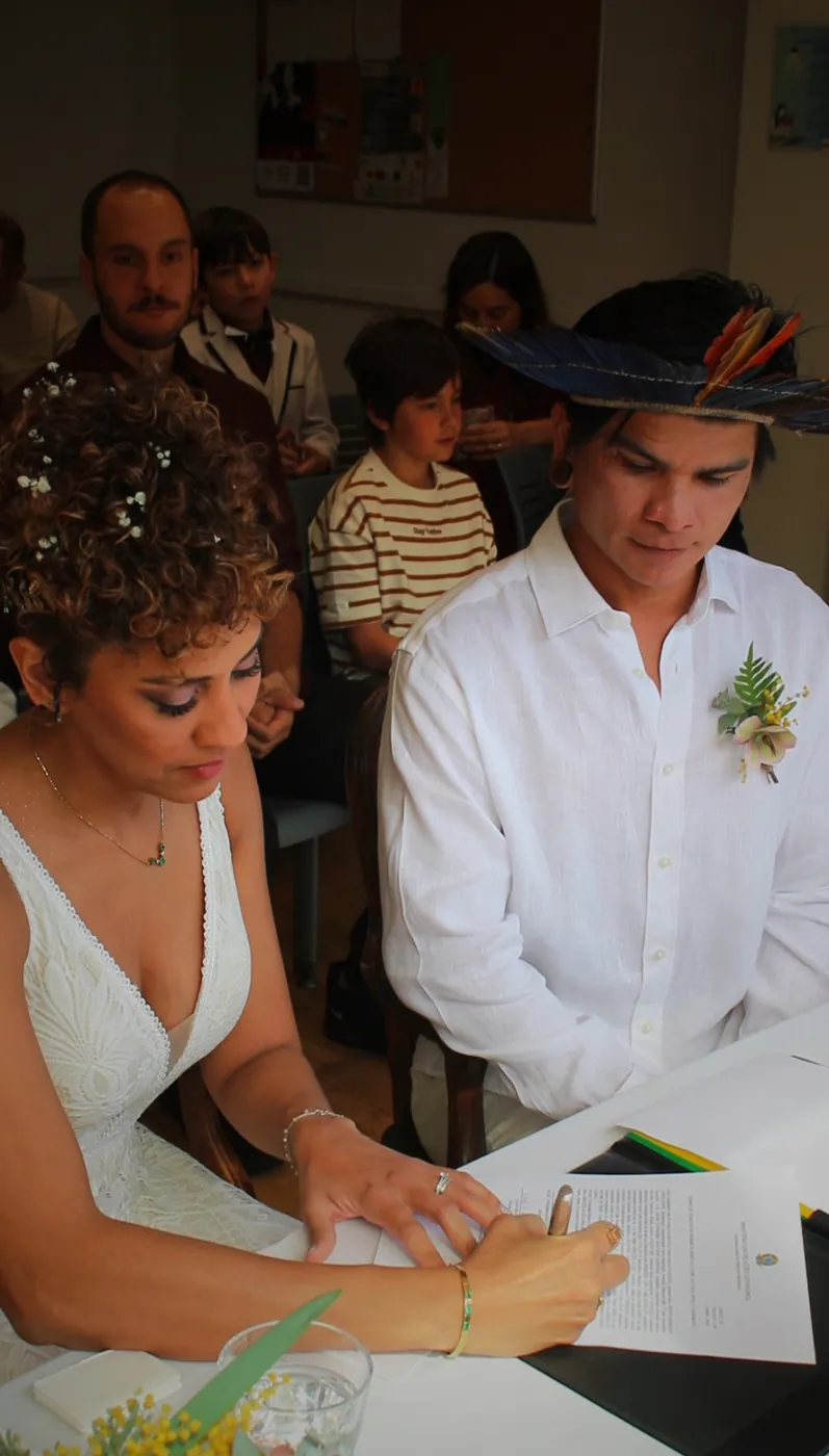 Los novios firmando el acta de matrimonio
