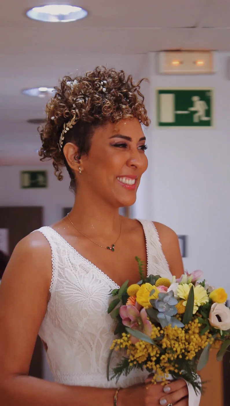 Novia sonriendo con su ramo de mimosa