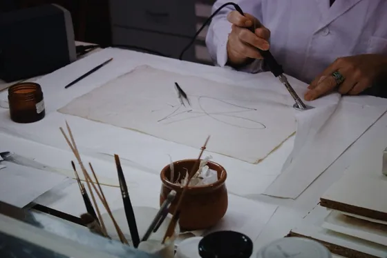 Pinceles y herramientas sobre una mesa de restauración