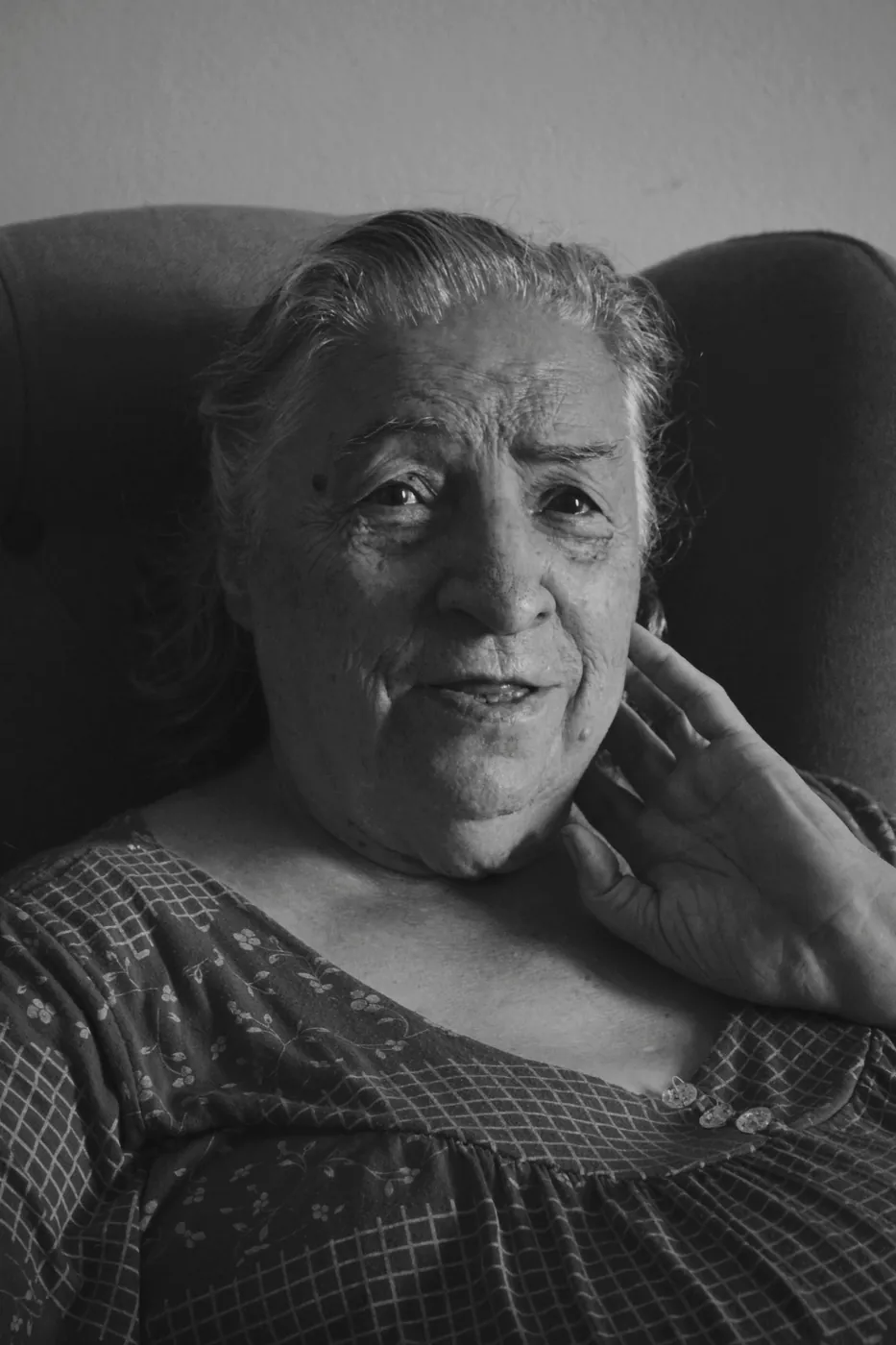 Retrato en blanco y negro de una mujer mayor en su sillón