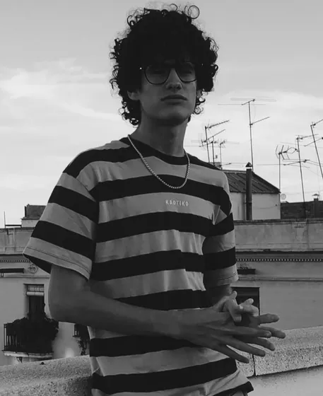 Retrato en blanco y negro de un chico con camiseta de rayas